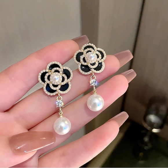 NWT Designer Black & White Flower Camellia Pearl Drop Earrings - Picture 1 of 7